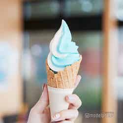 テラスから見える絶景をイメージした青と白色のソフトクリームは、ほんのり甘しょっぱくてやみつきに（C）モデルプレス