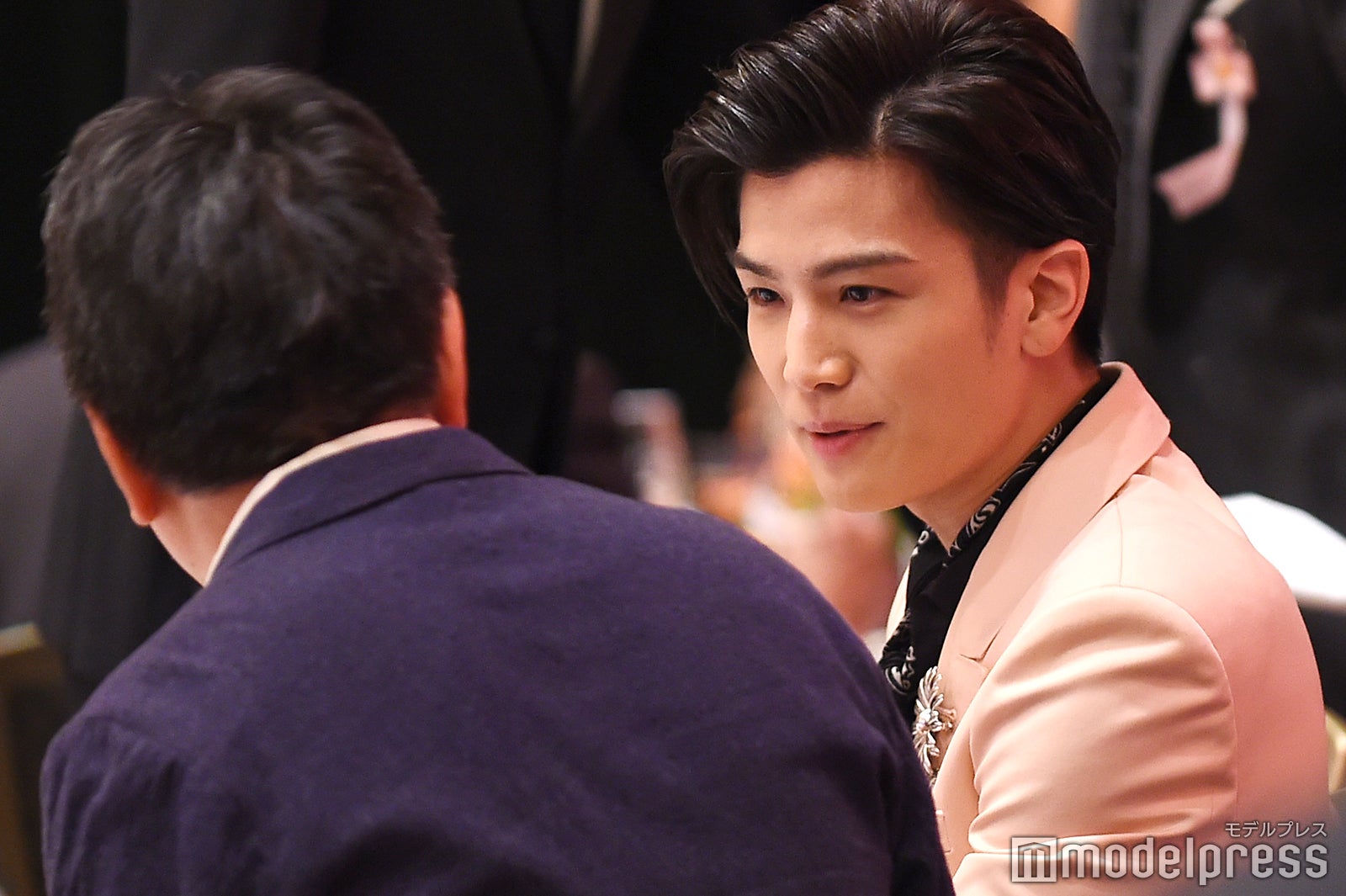 是枝裕和監督と話す岩田剛典（C）モデルプレス