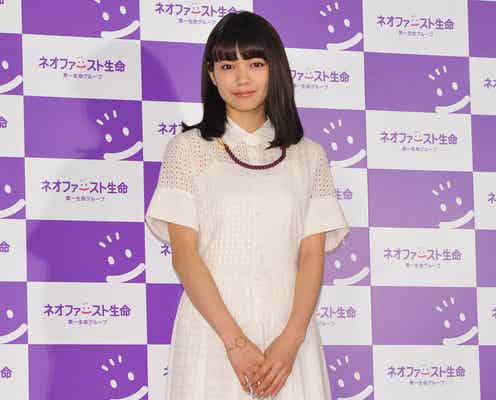 二階堂ふみ、さし色で“ホワイトコーデ”をレディに着こなし<ファッションチェック>