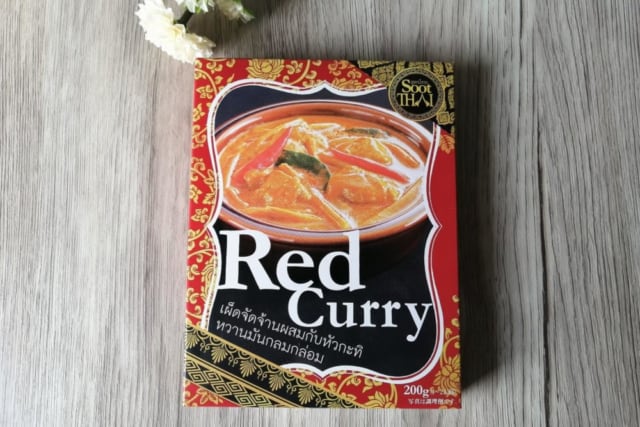 カルディ「スータイ レッドカレーチキン」の表面