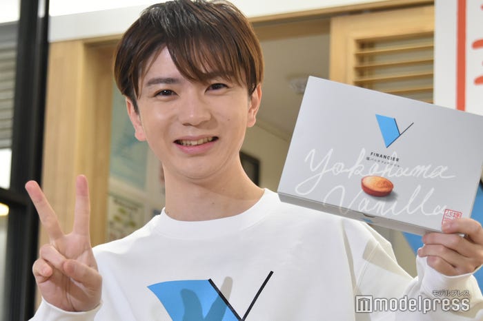 カメラ目線でピースサインを決めてくれた高橋優斗(C)モデルプレス