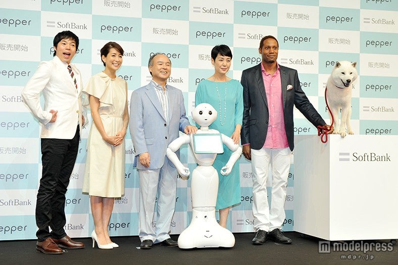（左から）今田耕司、内田恭子、孫正義社長、Pepper、樋口可南子、ダンテ・カーヴァー