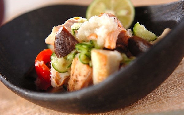 さっぱりと美味しい、旬の味覚が詰まった鮭と野菜のおろし和え