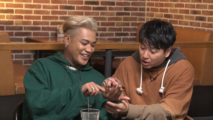 ELLY、山下健二郎/LDH TV「三代目JSB New Year’s Party~後編~」より(画像提供:LDH JAPAN)