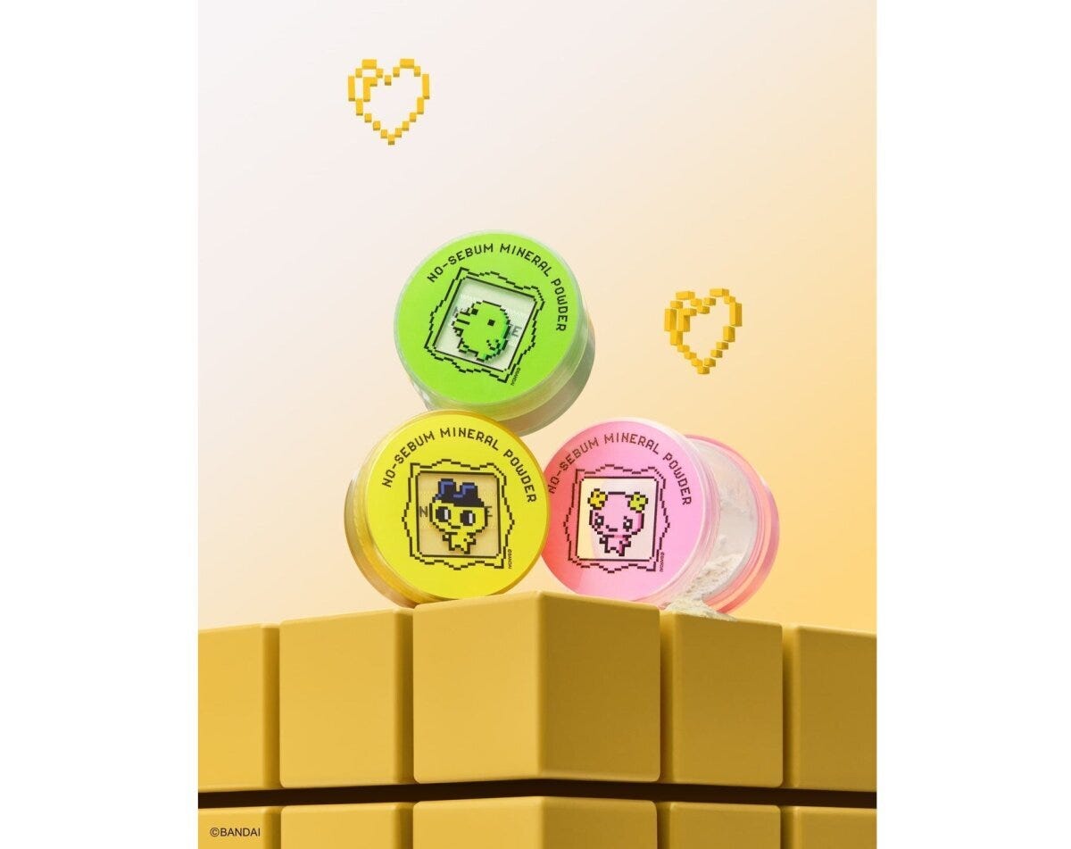 黄色いブロックの上にイニスフリーのたまごっちデザインノーセバムパウダー3種が積み重ねられている