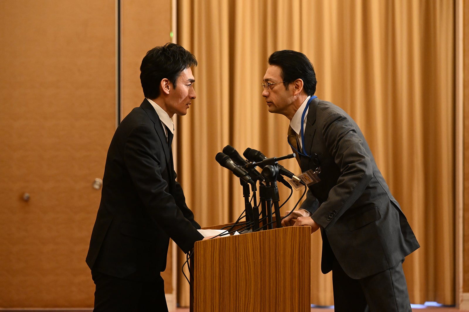 草なぎ剛、飯田基祐「罠の戦争」最終話より（C）カンテレ