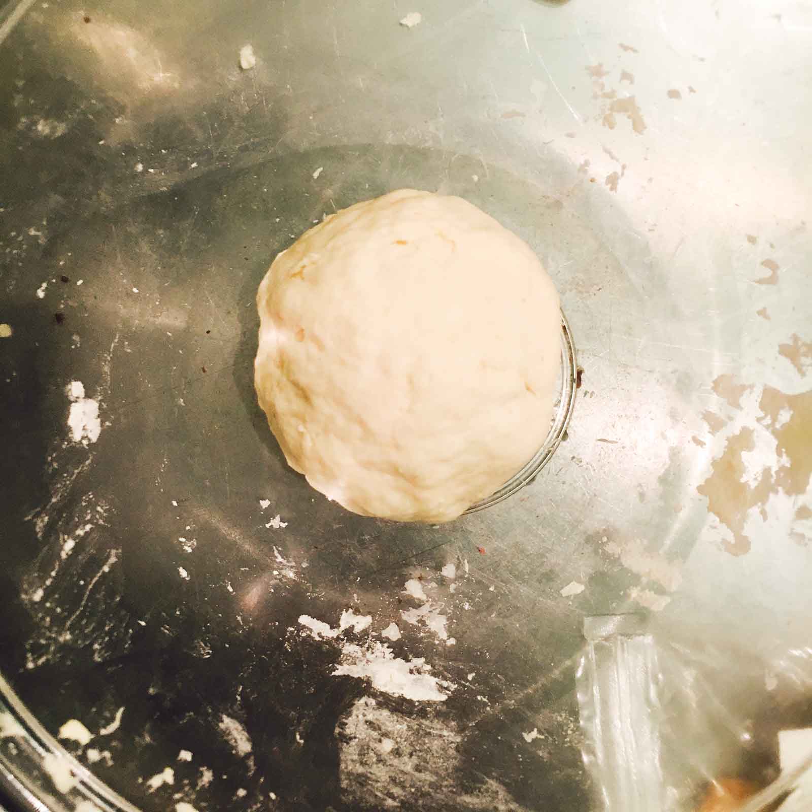 手順1：手で少しこねひとまとめにし15分ラップに包む／画像提供：柏原歩