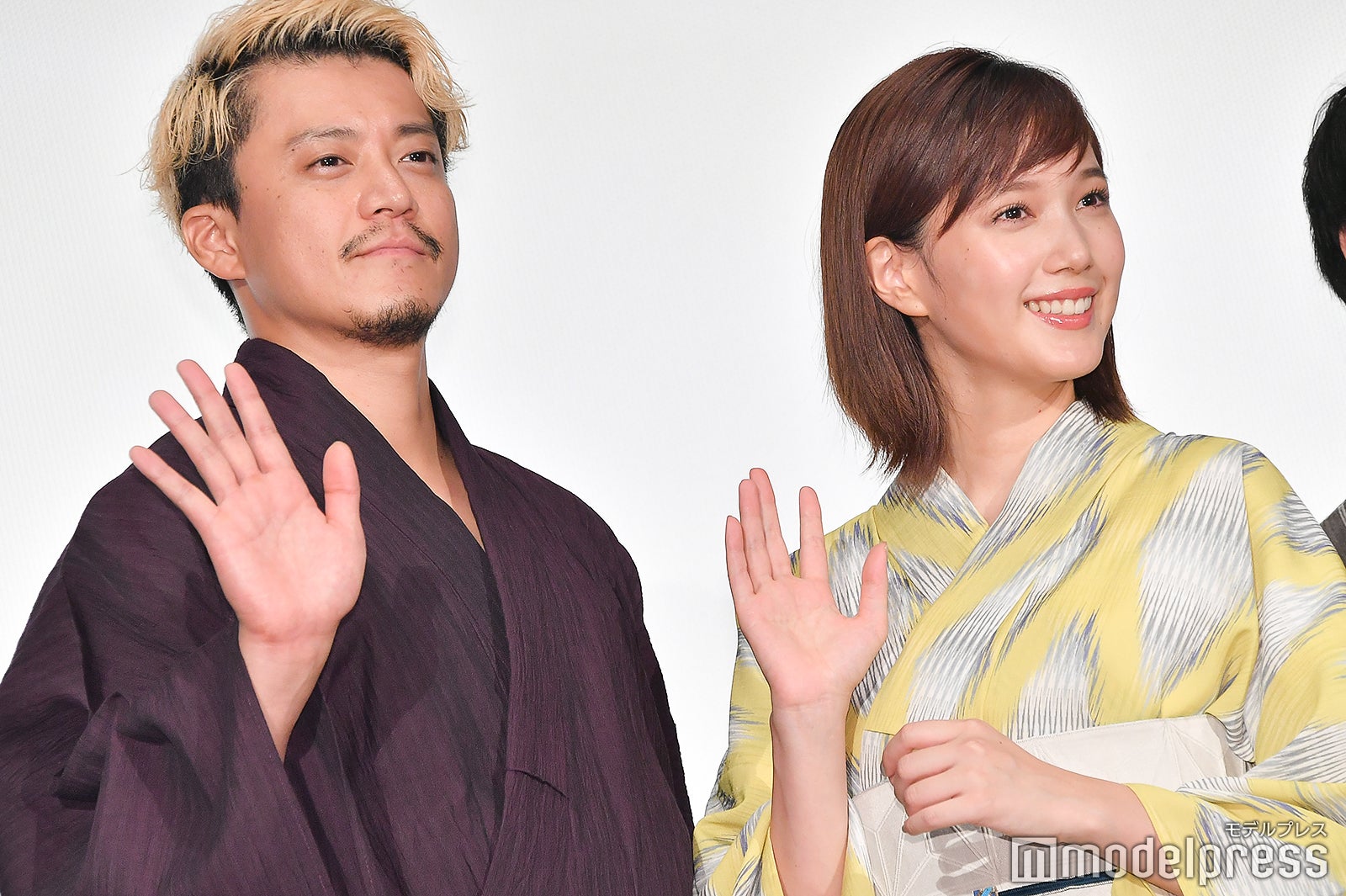 小栗旬、本田翼（C）モデルプレス