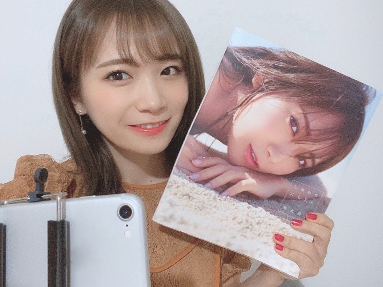 画像1/48) 乃木坂46秋元真夏「涙が止まらなくなった」理由 “100万点”の写真集見たメンバーの反応は？＜2nd写真集「しあわせにしたい」＞ -  モデルプレス