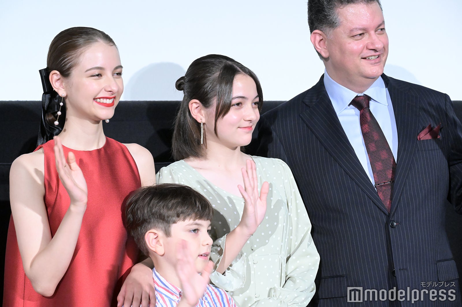 嵐莉菜、リリ・カーフィザデーさん、リオン・カーフィザデーさん、アラシ・カーフィザデーさん（C）モデルプレス