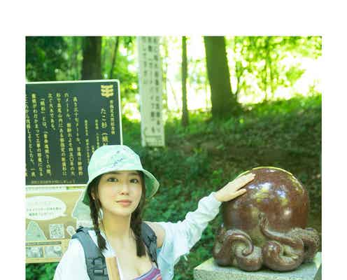 沢口愛華、美谷間チラリ ミニスカート姿で登山