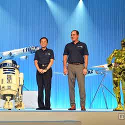 （左から）R2-D2、ANA篠辺修社長、ウォルト・ディズニー・ジャパン ポール・キャンドランド社長、C3-PO