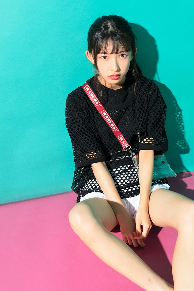 メッシュTシャツ4500円、(中に着た)Tシャツ3900円、バッグ3900円/すべてラスボア ショーパン2900円/ミンプリュム渋谷109店