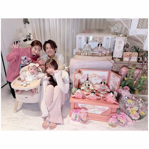 辻希美、ピンクの人形が目を引く「18歳差姉妹」のひな祭りショット公開