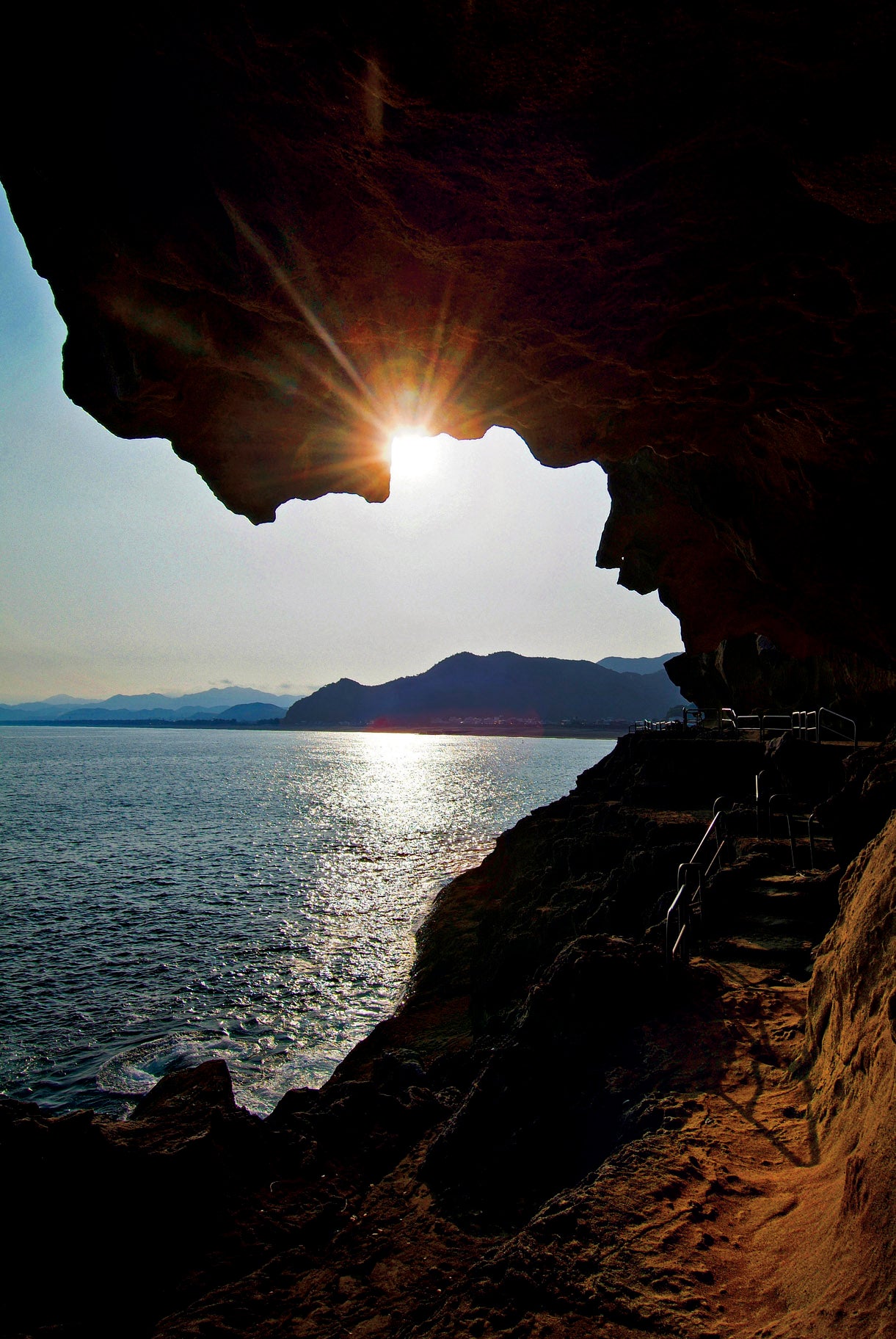 太陽が差し込むと更に美しい鬼ヶ城／提供画像