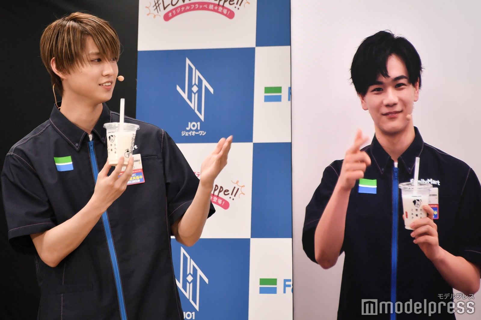 一緒に食レポする白岩瑠姫と豆原一成（C）モデルプレス