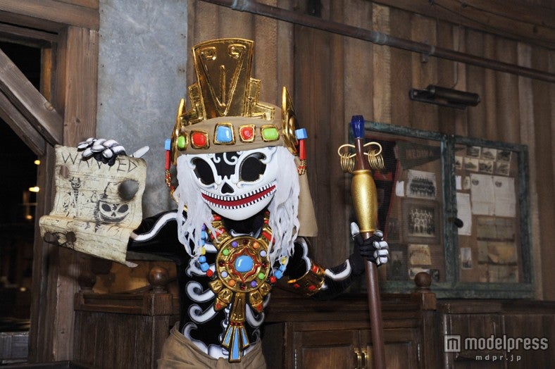 ご先祖様の墓を守る墓守のスケルトン（C）Disney