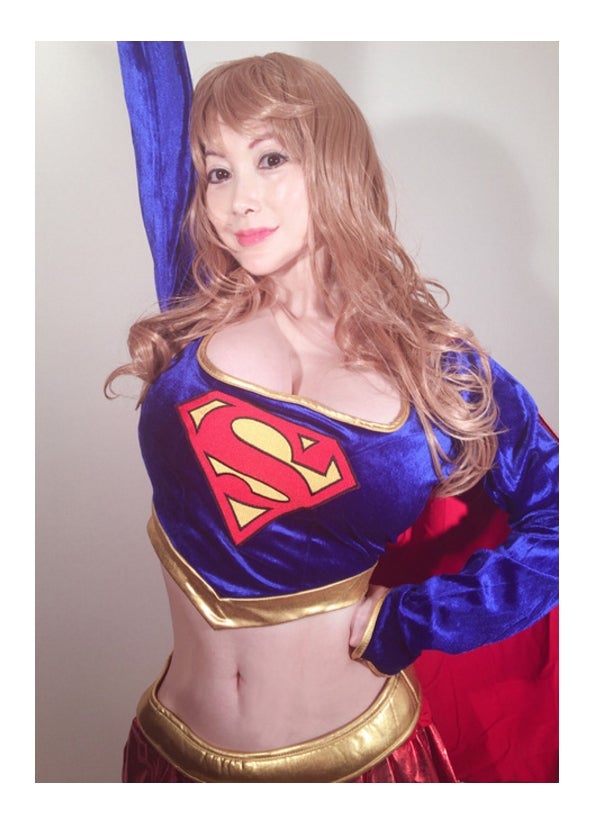 スーパーガールに扮した叶美香／オフィシャルブログ（LINE）より