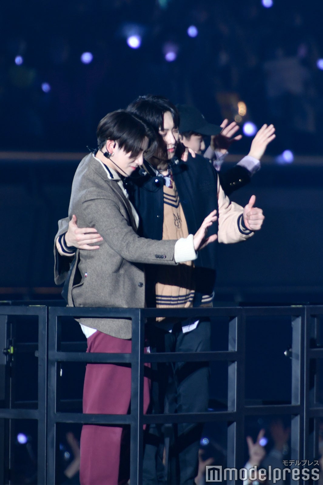 YUMAを引き寄せて一緒にファンサービスをするFUMA（C）モデルプレス