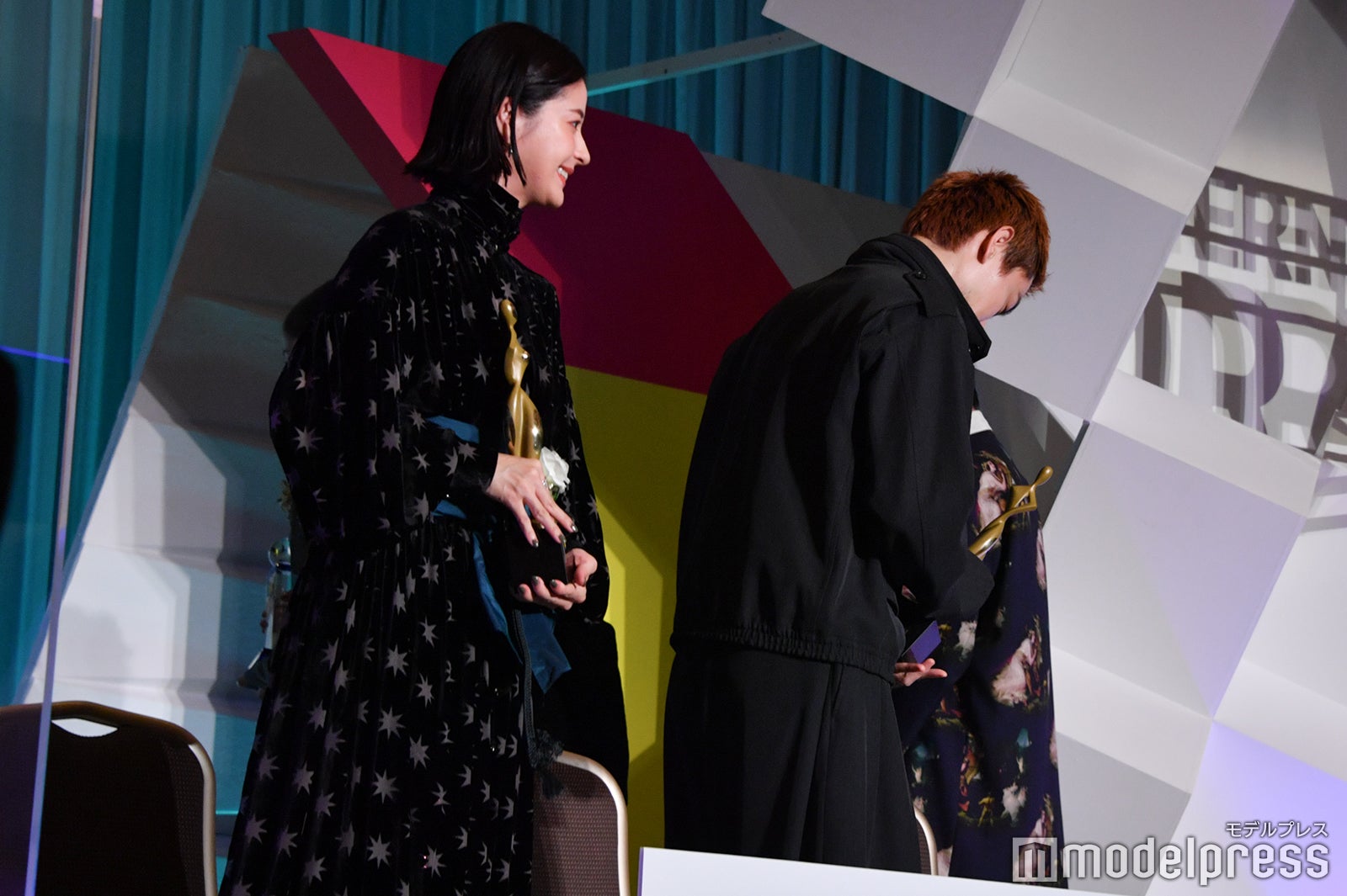 降壇する松本若菜、菅田将暉 （C）モデルプレス