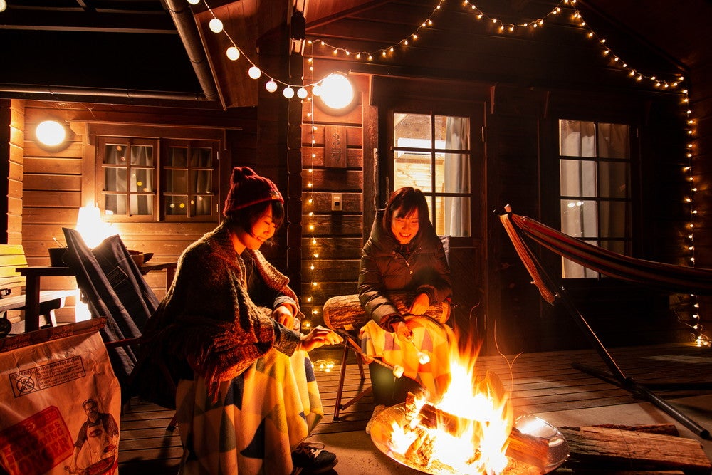 冬はキャンプファイヤーをしながらのグランピングが楽しい（提供画像）