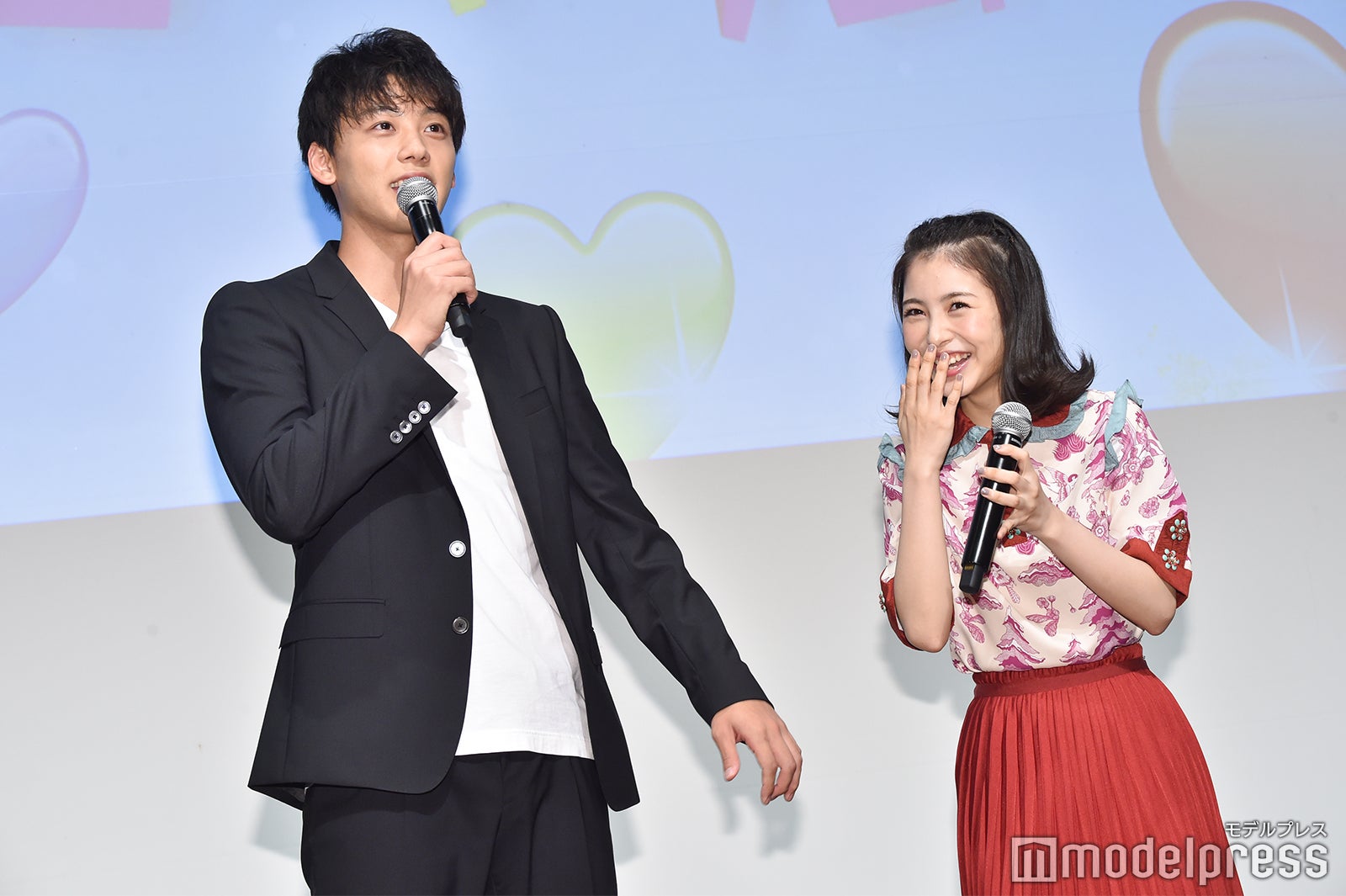 竹内涼真、浜辺美波（C）モデルプレス