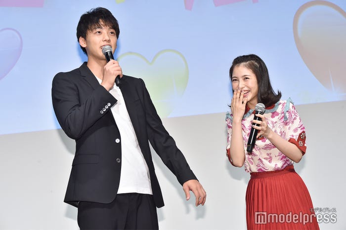 竹内涼真、浜辺美波(C)モデルプレス