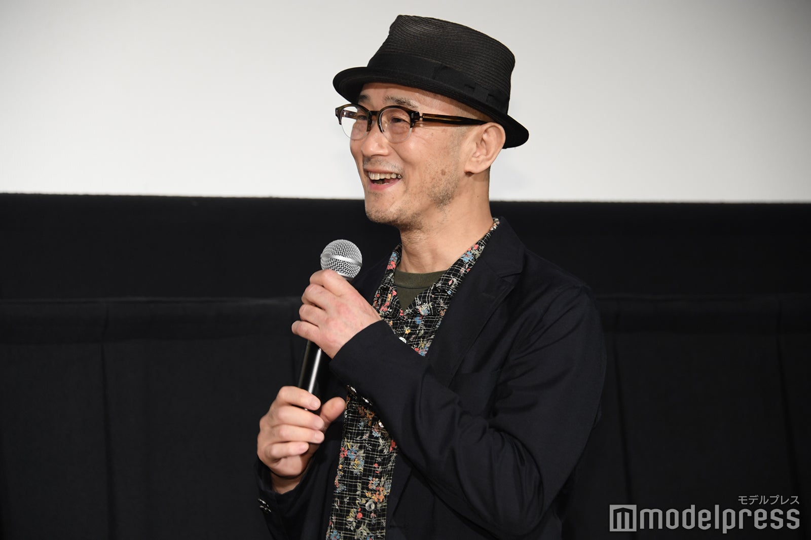 お茶目な前田哲監督（C）モデルプレス