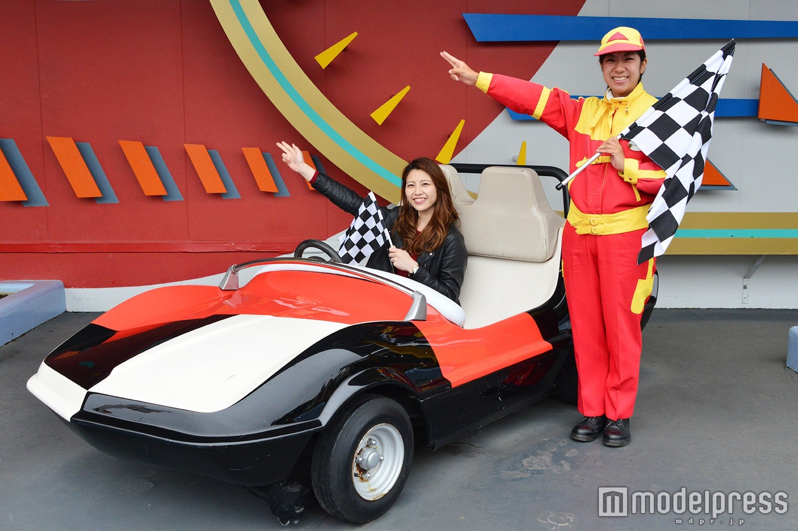 モデル：辻川可奈子／※チェッカーフラッグを持ったカメラマンは常駐ではないので注意（C）モデルプレス