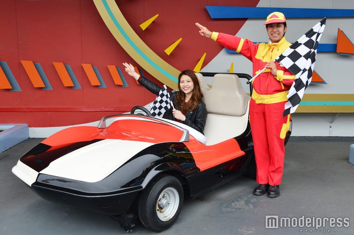 モデル:辻川可奈子/※チェッカーフラッグを持ったカメラマンは常駐ではないので注意(C)モデルプレス