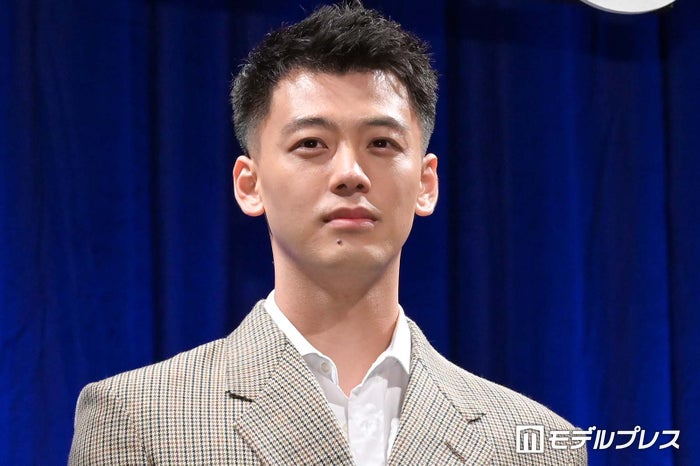 竹内涼真「ブラックペアン２」共演のキム・ムジュン誕生日をサプライズ祝福 2ショット＆呼び方に注目集まる「本当の兄弟みたい」「ほっこり」