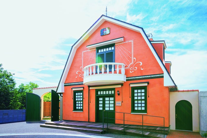 青春の丘の「地球屋」正面／ジブリパーク（C）Studio Ghibli