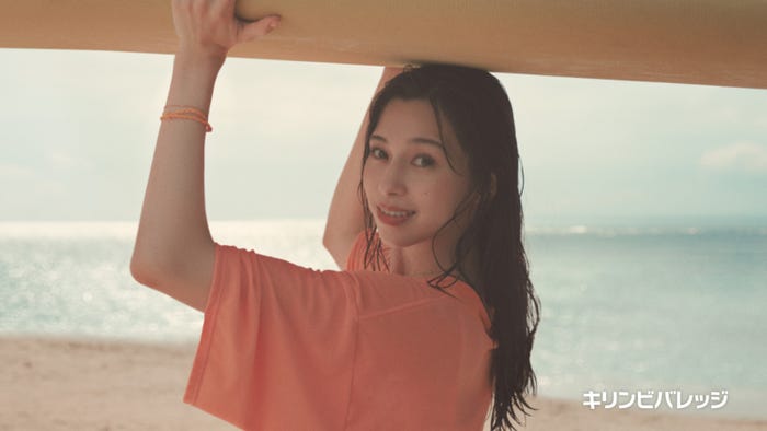 中条あやみ「キリン 午後の紅茶」新CM「涼しそうな日時計」篇より(提供写真)