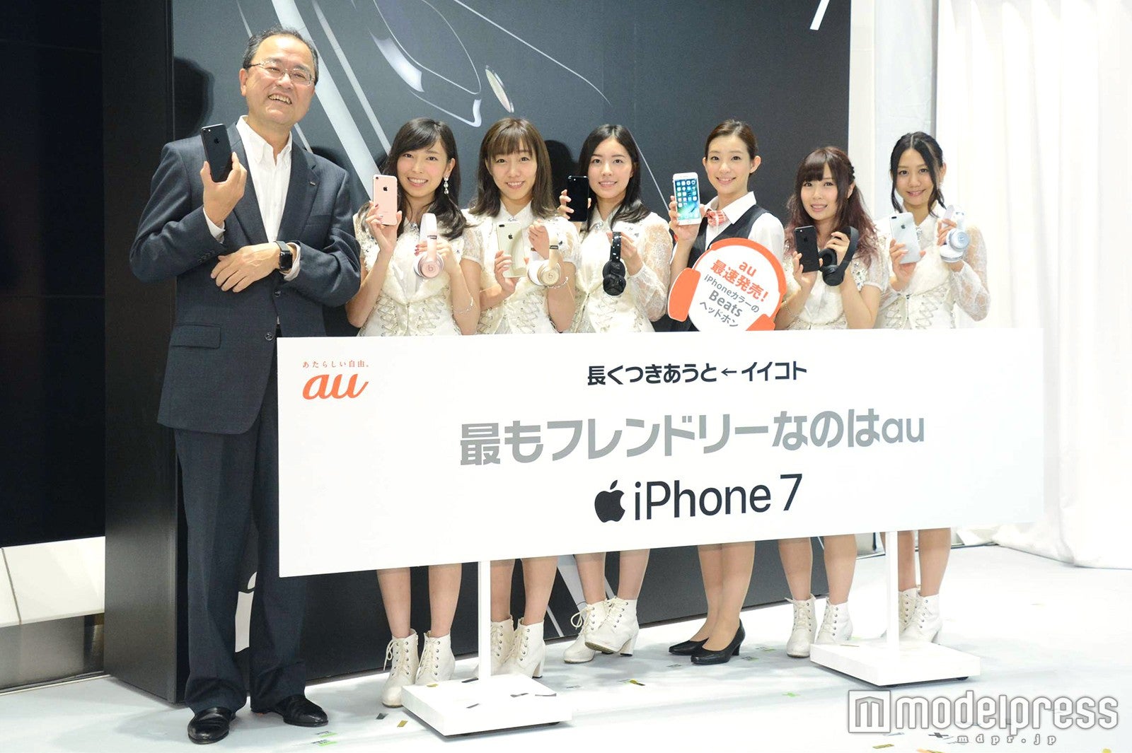 （左から）田中孝司社長、大矢真那、須田亜香里、松井珠理奈、足立梨花、高柳明音、古畑奈和（C）モデルプレス