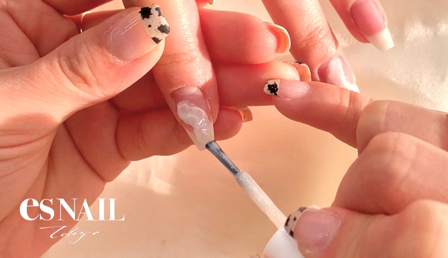 “うねうね”がポイント！（画像提供：esNAIL）