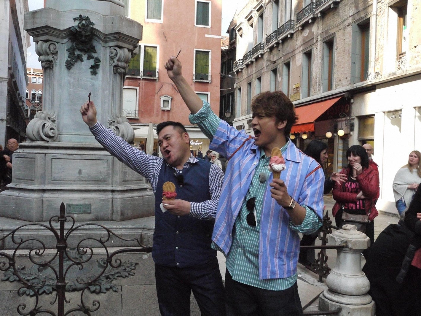 山崎弘也、香取慎吾（C）フジテレビ