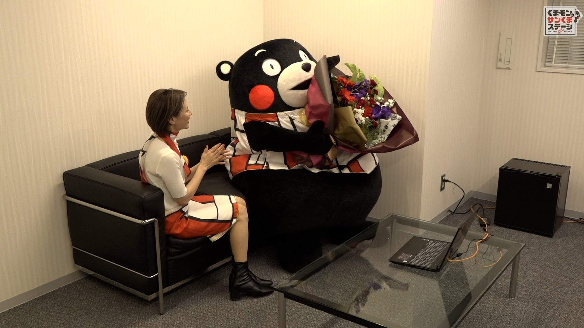 花束を受け取ったくまモン