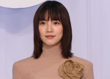 席巻朝ドラヒロイン32歳女優 メガネ私服姿に「知的な香りが凄い」「高貴」「抜群にカッコイイ」