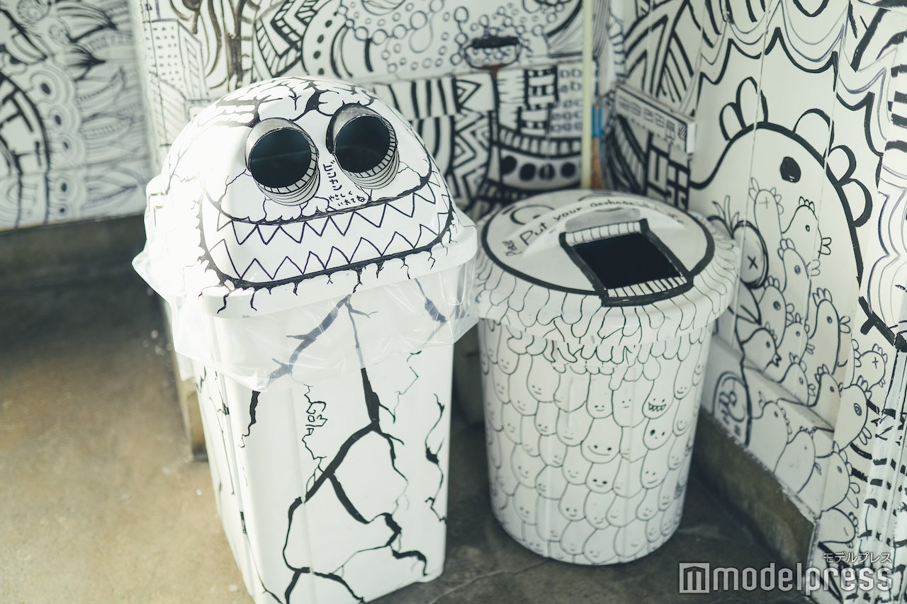 駅内の椅子だけでなくゴミ箱や備品にもたくさんのアートが （C）モデルプレス