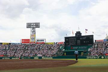 終戦記念日で黙とう 両チーム、球場全体で 甲子園での全国高校野球選手権3回戦