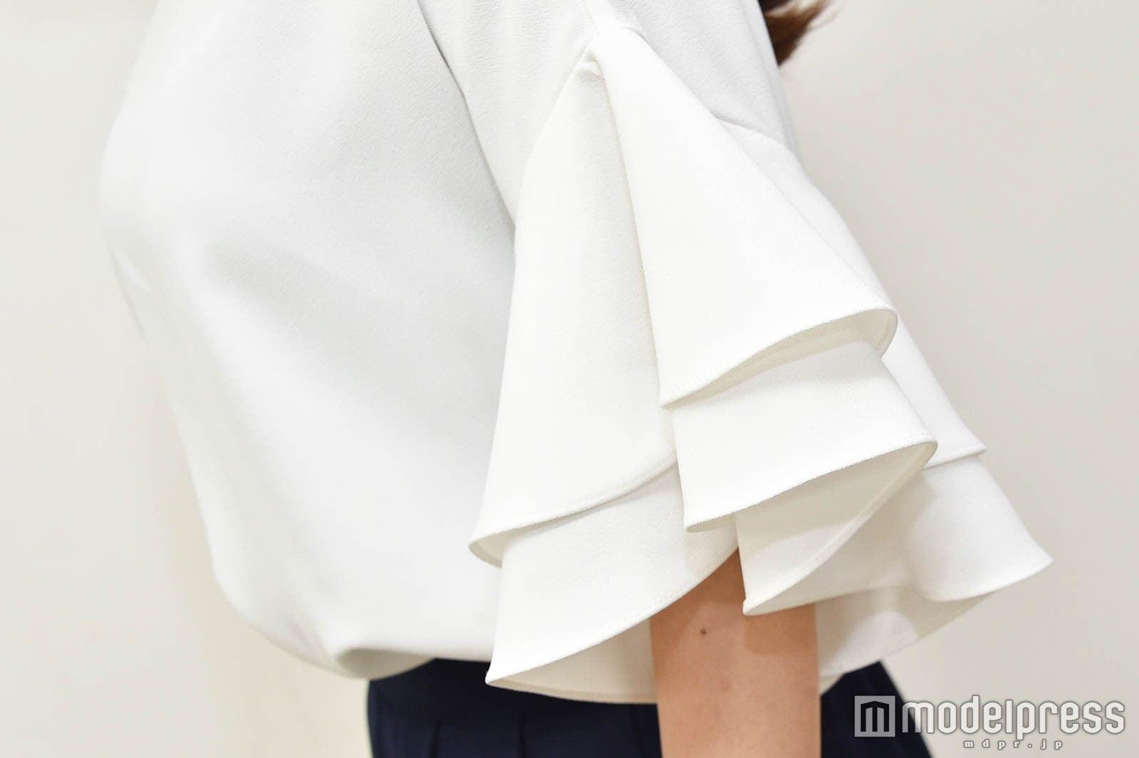 ほどよいボリュームの二段フリル袖（C）モデルプレス