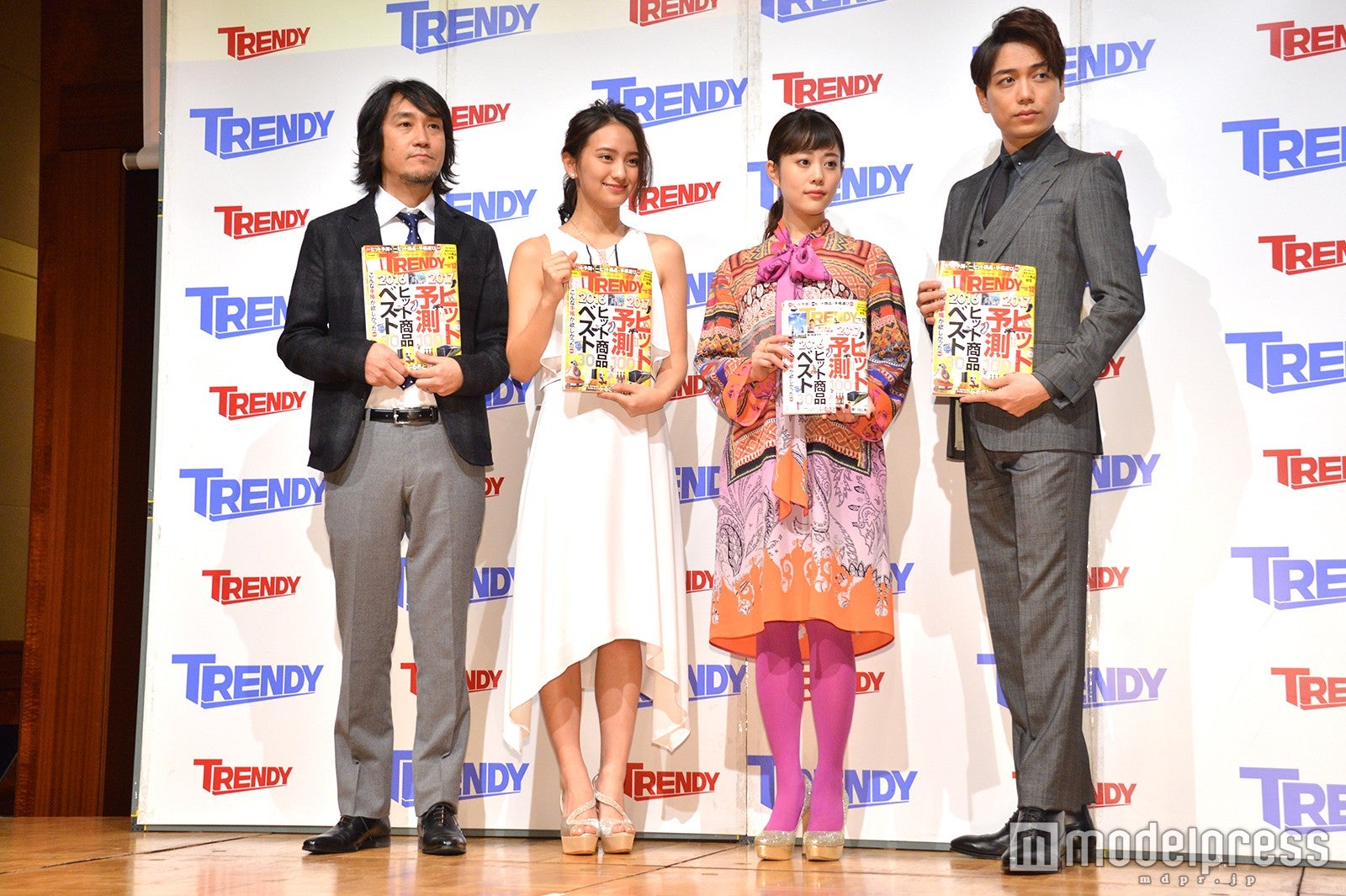 （左から）伊藤健編集長、岡田結実、高畑充希、山崎育三郎（C）モデルプレス