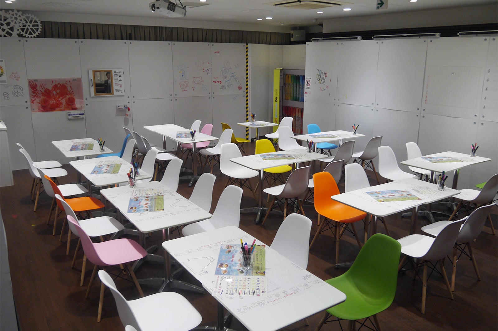 カフェ店内／画像提供：GINZA RAKUGAKI Cafe＆Bar by Pentel