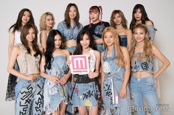 E-girls(1列目左から:佐藤晴美、藤井夏恋、鷲尾伶菜、武部柚那、楓/2列目左から:山口乃々華、YURINO、坂東希、須田アンナ、SAYAKA、石井杏奈)(C)モデルプレス