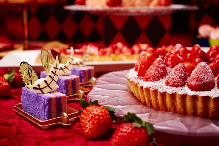 スイーツブッフェ「3時のスイーツパーティ ~魅惑のストロベリー~」/画像提供:京王プラザホテル