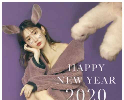 小嶋陽菜、美バスト&美脚あらわなネズミに変身 恒例の“SEXY年賀状”が話題