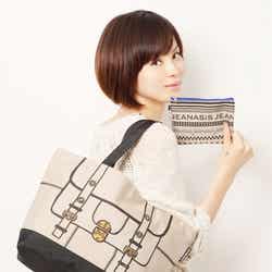 <付録のバッグとポーチ>モデル:今宿麻美