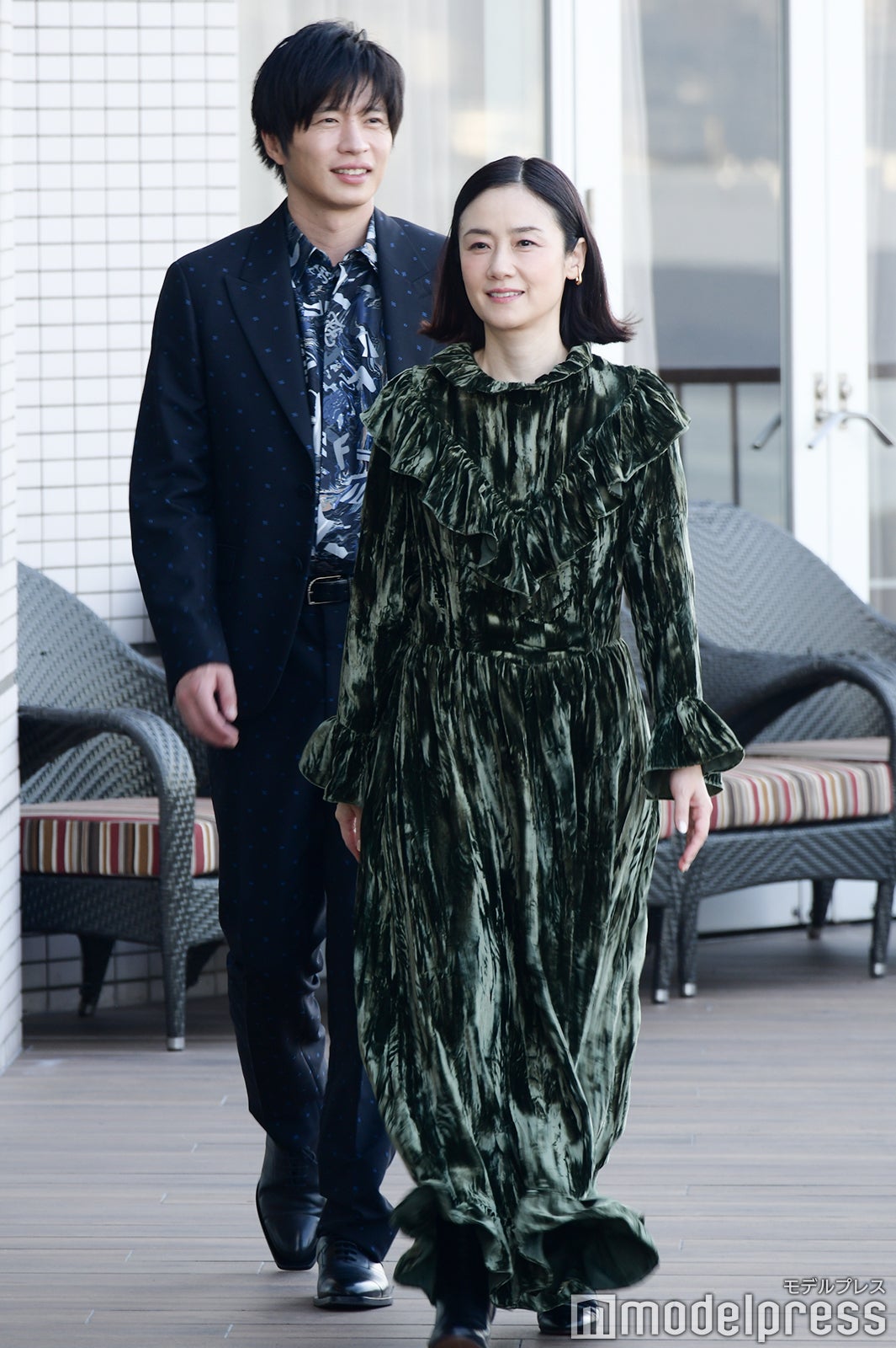 海の風を感じながら歩く田中圭、原田知世 （C）モデルプレス