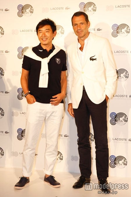 （左）石田純一