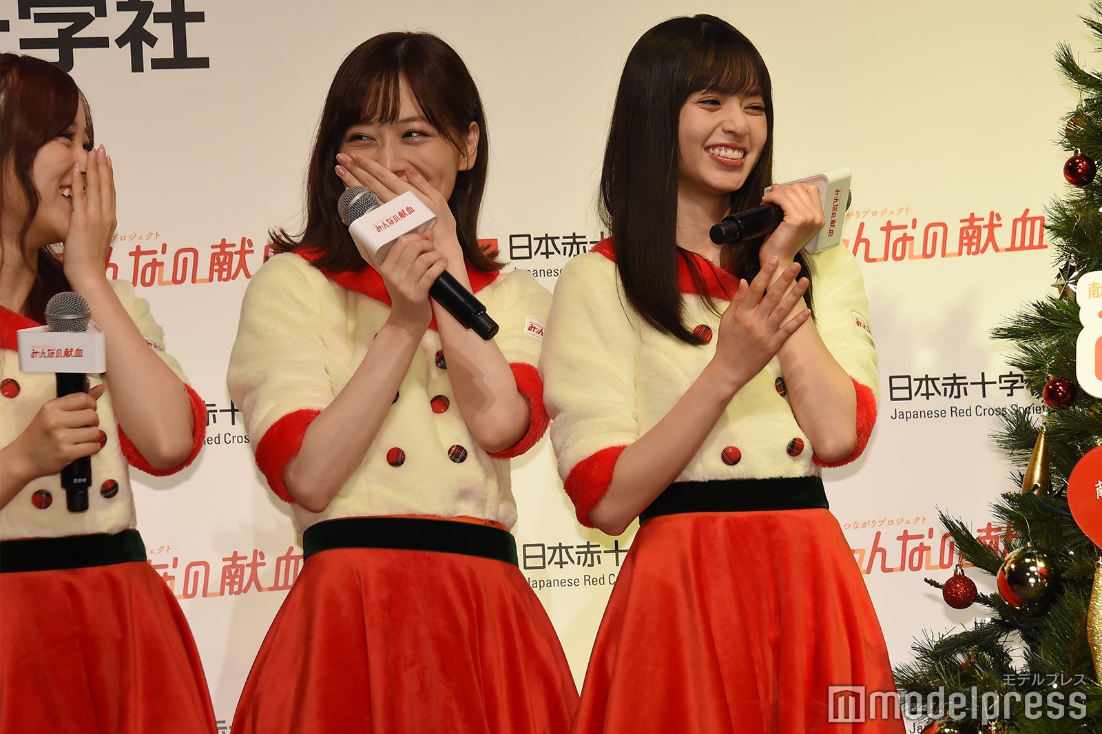 クリスマスツリー点灯の瞬間楽しそうに笑い合う星野みなみ、山下美月、齋藤飛鳥 （C）モデルプレス